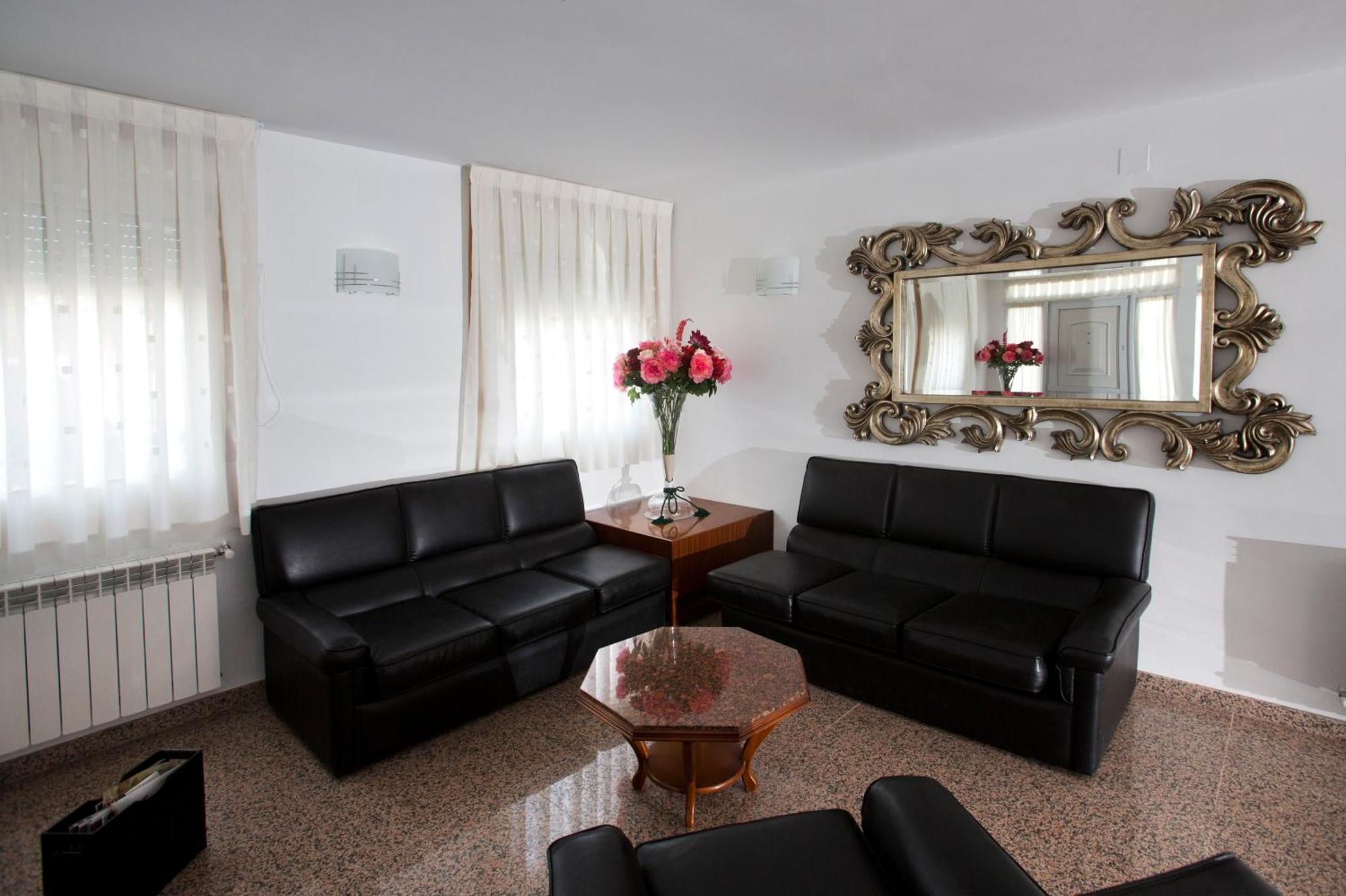 Hotel Marivella Калатаюд Екстериор снимка